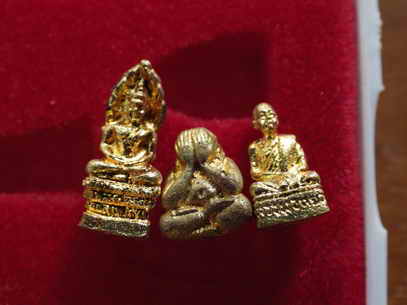 พระชุดไตรภาคี รุ่นสมปรารถนาเฮง หลวงพ่อหยอด วัดแก้ วเจริญ จ.สมุทรสงคราม. ปี37