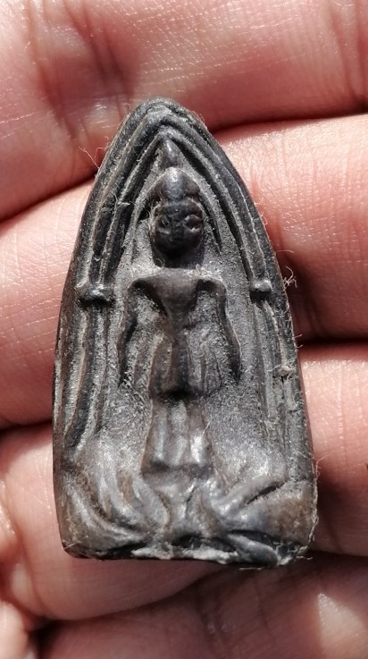 พระร่วงยืน(ปางเปิดโลก) หลวงพ่อกวย วัดโฆสิตาราม จ.ชัยนาท เนื้อผงใบลานหลังยันต์เล็ก ยุคต้น เคาะเดียว