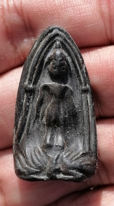 พระร่วงยืน(ปางเปิดโลก) หลวงพ่อกวย วัดโฆสิตาราม จ.ชัยนาท เนื้อผงใบลานหลังยันต์เล็ก ยุคต้น เคาะเดียว