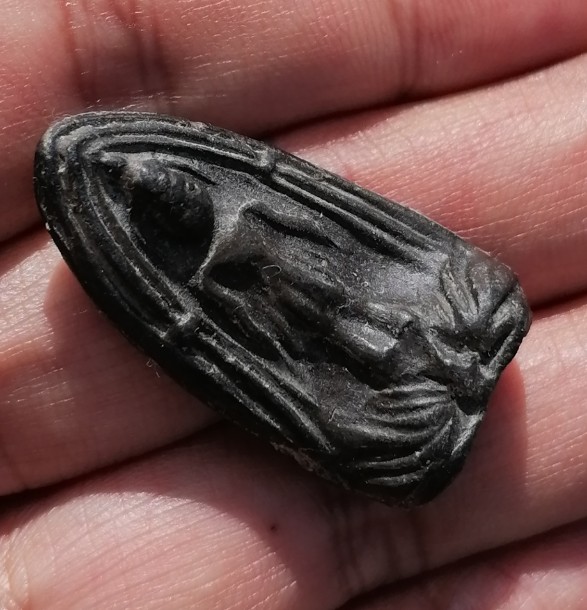 พระร่วงยืน(ปางเปิดโลก) หลวงพ่อกวย วัดโฆสิตาราม จ.ชัยนาท เนื้อผงใบลานหลังยันต์เล็ก ยุคต้น เคาะเดียว