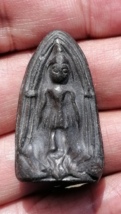 พระร่วงยืน(ปางเปิดโลก) หลวงพ่อกวย วัดโฆสิตาราม จ.ชัยนาท เนื้อผงใบลานหลังยันต์ใหญ่ ยุคต้น เคาะเดียว