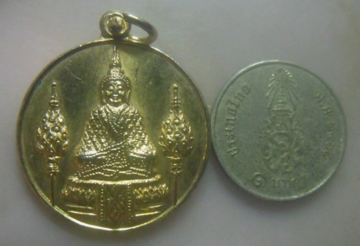 **เบา​ๆ**เหรียญพระแก้วมรกต รุ่นสมโภชน์กรุงรัตนโกสินทร์ ๒๐๐ปี วัดคีรีวงค์ นครสวรรค์ ปี ๒๕๒๕*กะไหล่ทอง