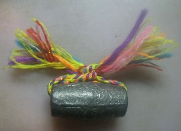 **เบา​ๆ​**ลูกสะกดเนื้อชินตะกั่ว พันด้ายสายสิญจน์ ๗ สี มีจารยันต์ ไม่ทราบที่**สวยๆ เชิญชมครับ