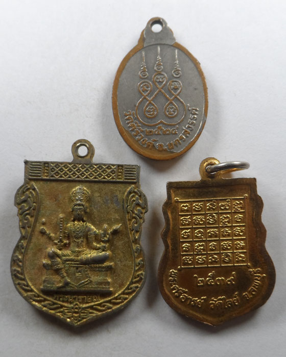 ๓ เหรียญ (100฿)