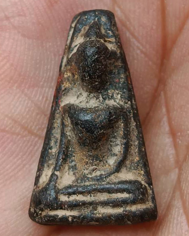 พระผงสุพรรณมีทอง-ชาดเก่า สูง 2.7 ซ.ม. ไม่ทราบที่ พระบ้านเก่าเก็บหลายสิบปี