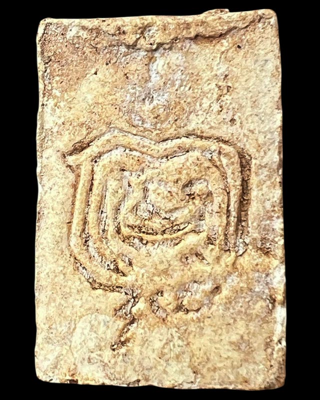 พระเนื้อผงหลังยันต์ไม่ทราบเกจิ ขนาด 3.7 x 2.4 ซ.ม. ได้มานาน พระบ้านเก่าเก็บหลายสิบปี