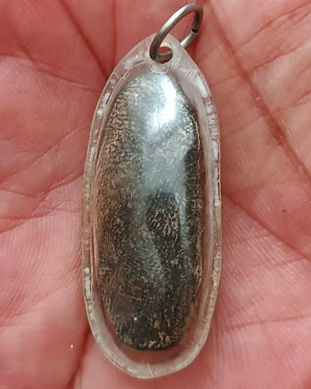 พระลีลาเนื้อดิน ขนาดสูง 3.4 ซ.ม. เลี่ยมกันน้ำเก่าเดิม พระบ้านเก่าเก็บ หลายสิบปี ไม่ทราบเกจิที่สร้าง