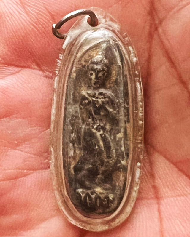 พระลีลาเนื้อดิน ขนาดสูง 3.4 ซ.ม. เลี่ยมกันน้ำเก่าเดิม พระบ้านเก่าเก็บ หลายสิบปี ไม่ทราบเกจิที่สร้าง