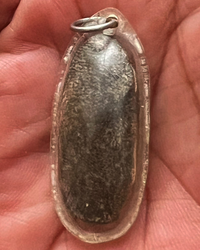 พระลีลาเนื้อดิน ขนาดสูง 3.4 ซ.ม. เลี่ยมกันน้ำเก่าเดิม พระบ้านเก่าเก็บ หลายสิบปี ไม่ทราบเกจิที่สร้าง