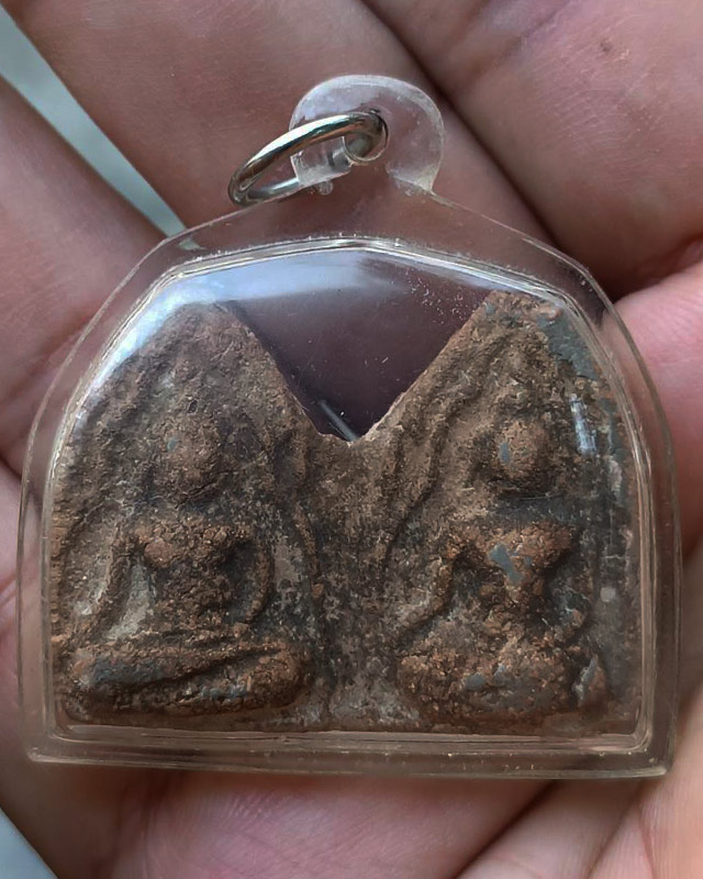 ขุนแผนพลายคู่เนื้อดิน พิมพ์เก่าๆ ขนาดฐานยาวประมาณ 4 ซ.ม. เลี่ยมกันน้ำพร้อมใช้ พระบ้านเก่าเก็บหลายสิบ