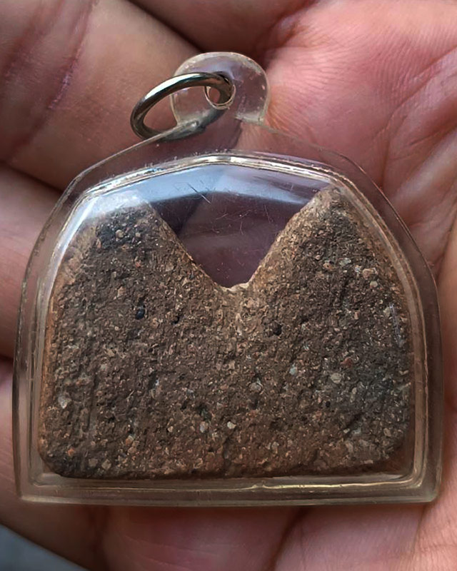 ขุนแผนพลายคู่เนื้อดิน พิมพ์เก่าๆ ขนาดฐานยาวประมาณ 4 ซ.ม. เลี่ยมกันน้ำพร้อมใช้ พระบ้านเก่าเก็บหลายสิบ