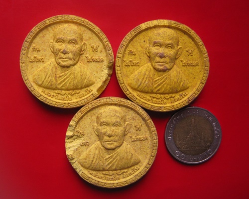 พระผง กินไม่ไหว ใช้ไม่หมด หลวงปู่ลมัย(ละมัย) วัตถุมงคลยุคต้น  เส้นผ่านศูนย์กลาง 3.9 ซม.