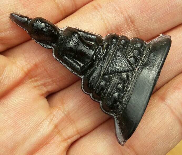 พระแก้วมรกต เนื้อแก้วดำ วัดโปรดเกศ จ.นนทบุรี ปี.2500 ขนาด สูง 4.5 ซม.ฐานกว้าง 3.5 ซม.เคาะเดียว