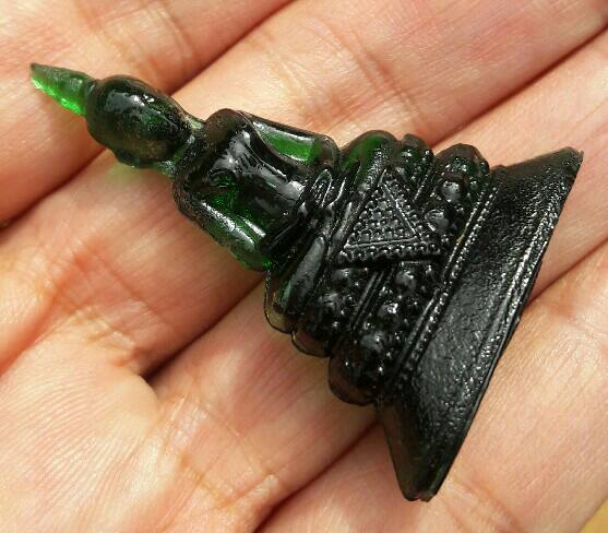 พระแก้วมรกต เนื้อแก้วเขียว วัดโปรดเกศ จ.นนทบุรี ปี.2500 ขนาด สูง 4.5 ซม.ฐานกว้าง 3.5 ซม.เคาะเดียว