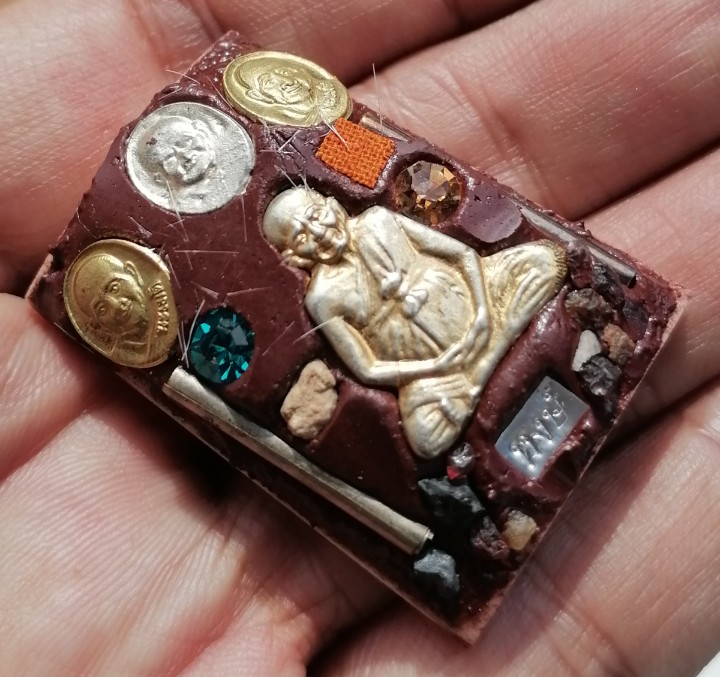 สมเด็จงาแกะ หลวงปู่หงษ์ พรหมปัญโญ วัดเพชรบุรี จ.สุรินทร์ หลังจัเต็ม พบเจอน้อย ปี 2556 เคาะเดียว