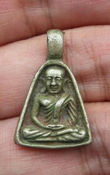 เหรียญจอบเล็กหลวงพ่อเงิน วัดบางคลาน รุ่นน้ำใจครู​ เคาะเดียว   