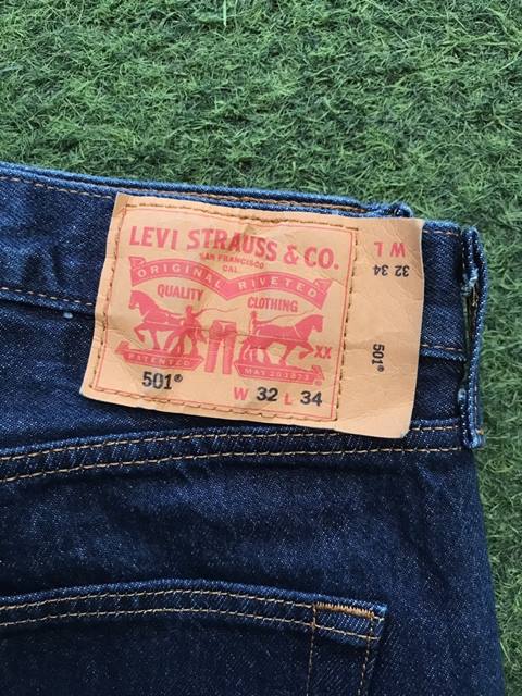 ยีนส์ ลีวาย 501 มือ2 ใส่นับครั้งได้ ใหม่กริ๊บๆขนยังไม่หลุด สอยตะเข็บให้เรียบร้อย -ขนาด32x34