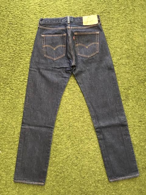 ยีนส์ ลีวาย 501 มือ2 ใส่นับครั้งได้ ใหม่กริ๊บๆขนยังไม่หลุด สอยตะเข็บให้เรียบร้อย -ขนาด32x34