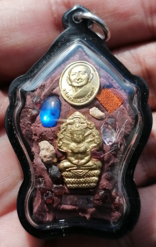 พระขุนแผนไม้งิ้วดำแกะ หลวงปู่หงษ์ พรหมปัญโญ วัดเพชรบุรี จ.สุรินทร์ หลังอุดมวลสารฯลฯ เคาะเดีย