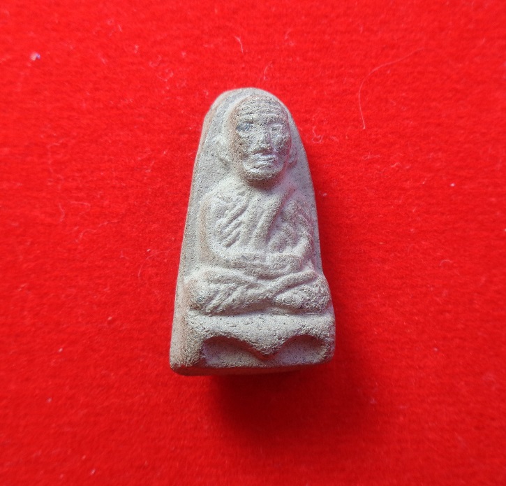 พระหลวงปู่ทวดพิมพ์พระรอด วัดวัดคูหาภิมุข (วัดถ้ำยะลา) จ.ยะลา เนื้อว่านดินหลังฝั่งเม็ดพระธาตุ ปี 2506