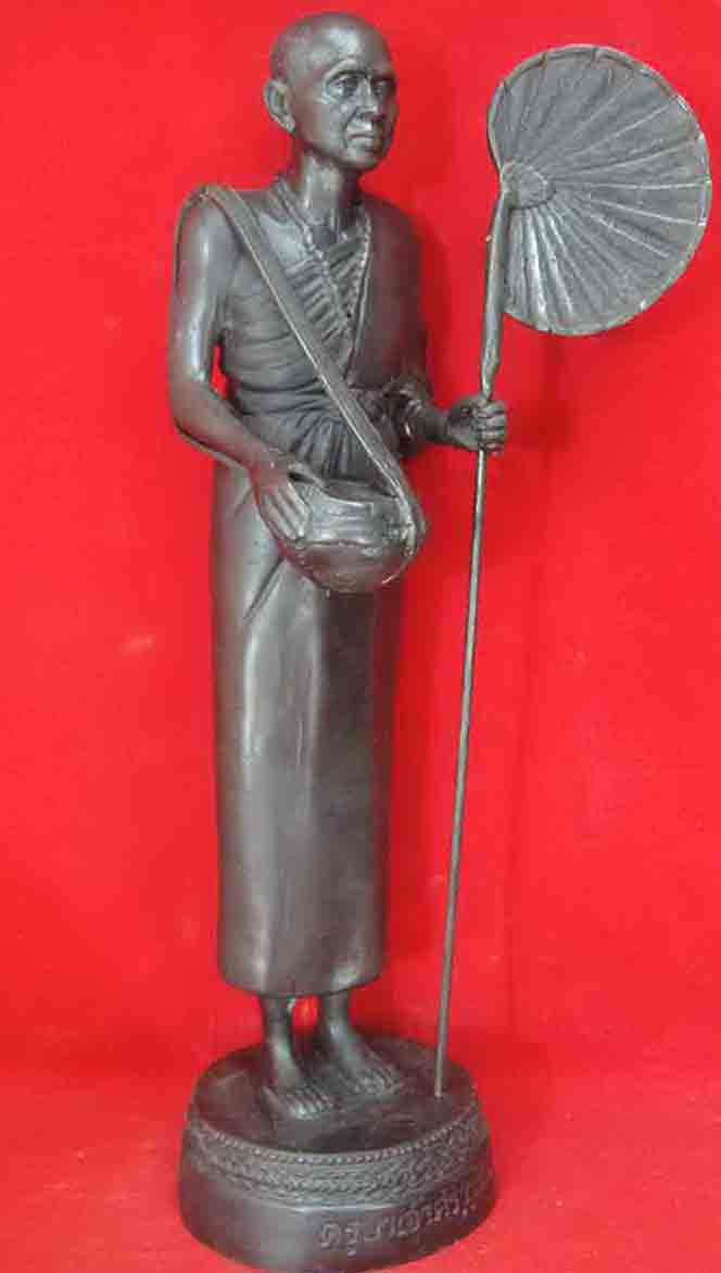 	พระบูชาครูบาเจ้าศรีวิชัยยืนถือไม้เท้า ถือบาตร 