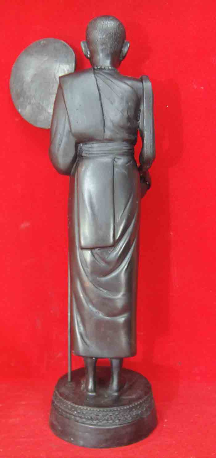 	พระบูชาครูบาเจ้าศรีวิชัยยืนถือไม้เท้า ถือบาตร 