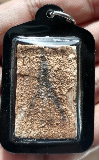 สมเด็จบางขุนพรหมแช่น้ำมนต์​ พิมพ์อกครุฑเศียรบาท พร้อมเลี่ยมกันน้ำ ปี 2547 เคาะเดียว    