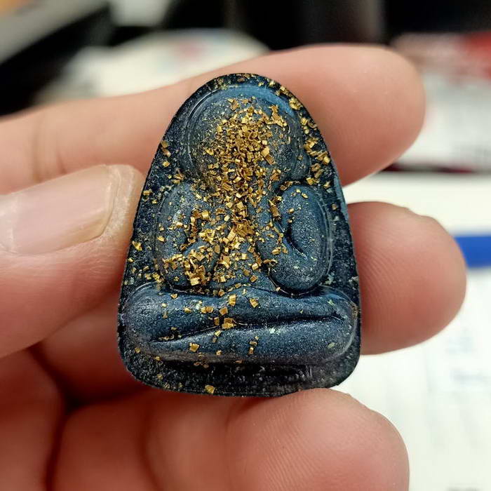 พระปิดตาหลังแบบ รุ่นเลื่อนสมณศักดิ์ 101 ปี หลวงพ่อพัฒน์ วัดห้วยด้วน จ.นครสวรรค์ เนื้อจ้าวน้ำเงิน