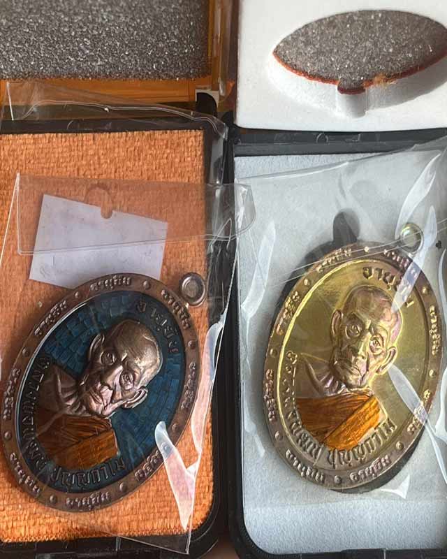 หลวงพ่อพัฒน์ ปุญฺญกาโม วัดห้วยด้วน จ.นครสวรรค์ รุ่น อายุยืน แพคคู่ สวยๆ กล่องเดิม