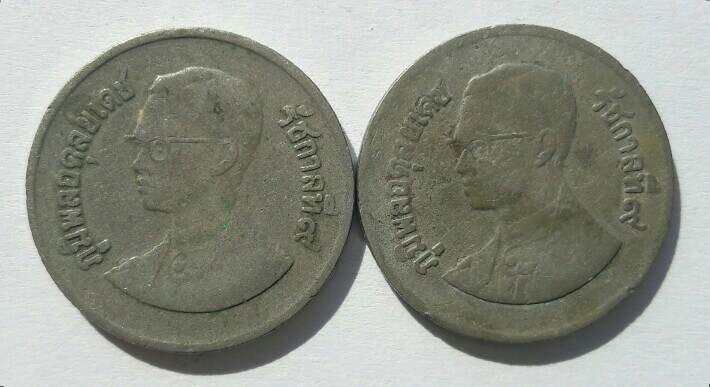 เหรียญหนึ่งบาท ในหลวงรัชกาลที่ 9 หลังวัดพระแก้ว ปี 2525 มา 2 เหรียญ เคาะเดียว(12)  