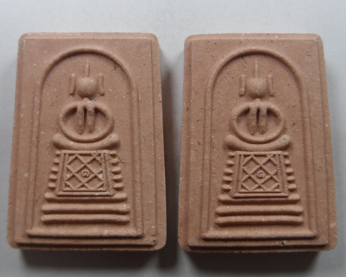 พระสมเด็จ รุ่น ๑ หลวงพ่อปุ่น วัดป่าบ้านสังข์ จ.ร้อยเอ็ด (๒ องค์) ชุดที่ ๓