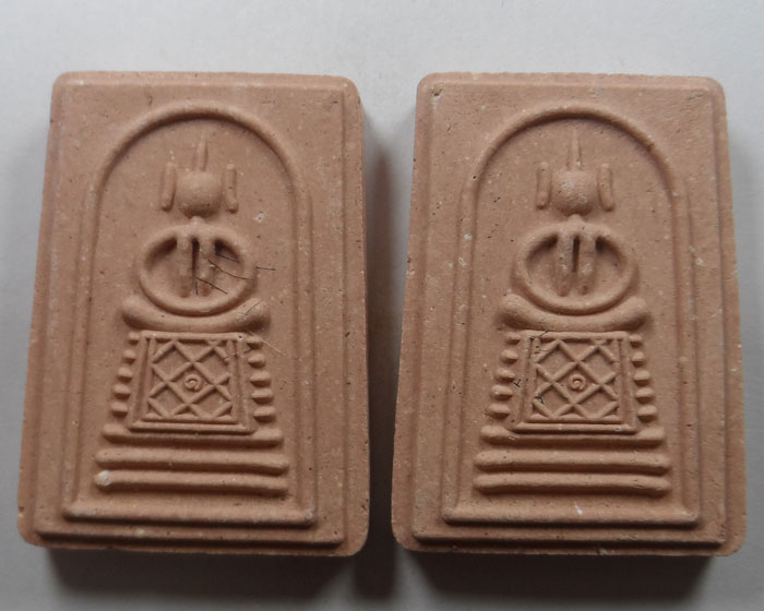 พระสมเด็จ รุ่น ๑ หลวงพ่อปุ่น วัดป่าบ้านสังข์ จ.ร้อยเอ็ด (๒ องค์) ชุดที่ ๒