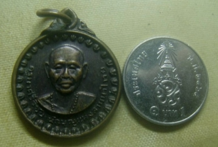 **เบาๆ**เหรียญกลมเล็ก ครูบาศรีวิชัย วัดพระธาตุดอยสุเทพ จ.เชียงใหม่**สวยๆ