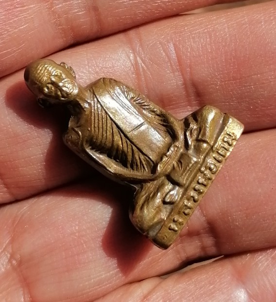 รูปหล่อหลวงพ่อเดิม​ วัดหนองโพ เพดานโบสถ์​ ปี​ 2493 ตำหนิชัดเจน​ มีจารใต้ฐาน​ เคาะเดียว     