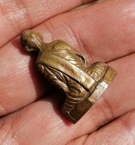 รูปหล่อหลวงพ่อเดิม​ วัดหนองโพ เพดานโบสถ์​ ปี​ 2493 ตำหนิชัดเจน​ มีจารใต้ฐาน​ เคาะเดียว     