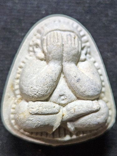 วัดเนินตามาก จ.ชลบุรี พระปิดตา หลวงปู่ม่น  เนื้อผงพุทธคุณ  โรยเกศา หลังฝังพลอย 2536 พิมพ์ใหญ่