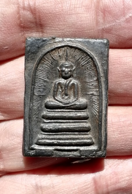 พระสมเด็จพิมพ์ประธานข้างรัศมี​ หลังยันต์นะโมพุทธายะ​ เนื้อผงใบลาน​ หลวงพ่อกวย​ ปี​ 2513​ เคาะเดียว  