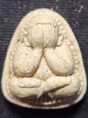  วัดช่องลม ชลบุรี พระปิดตา หลวงพ่อแดง พิมพ์ไข่ปลาล้อมหลังติดเกศา