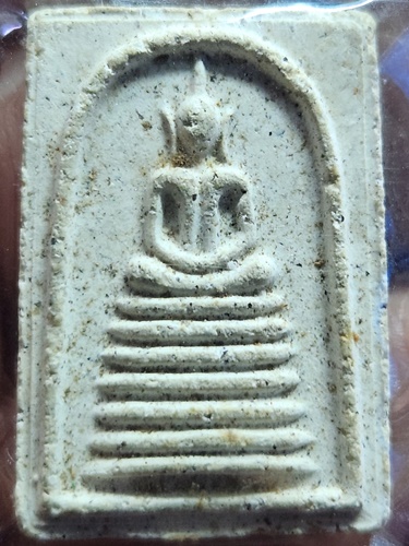 วัดเนินตามาก จังหวัดชลบุรี  พระสมเด็จ7ชั้น หลังรูปเหมือน หลวงปู่ม่น  รุ่นอายุ ๘๔ ปี 2537