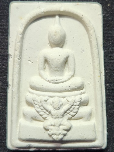 วัดเนินตามาก จังหวัดชลบุรี  พระสมเด็จทรงครุฑ หลังรูปเหมือน หลวงปู่ม่น  รุ่นอายุ ๘๔ ปี 2537