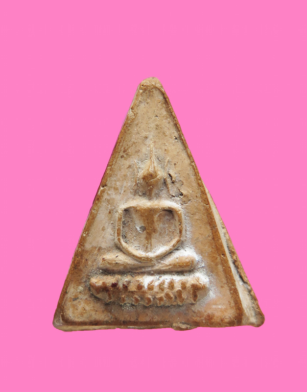 พระเนื้อดินสามเหลี่ยมฐานบัว หรือเรียกว่า “พระอม” หลวงพ่อหอม วัดบางเตยกลาง ปทุมธานี ปี 2484