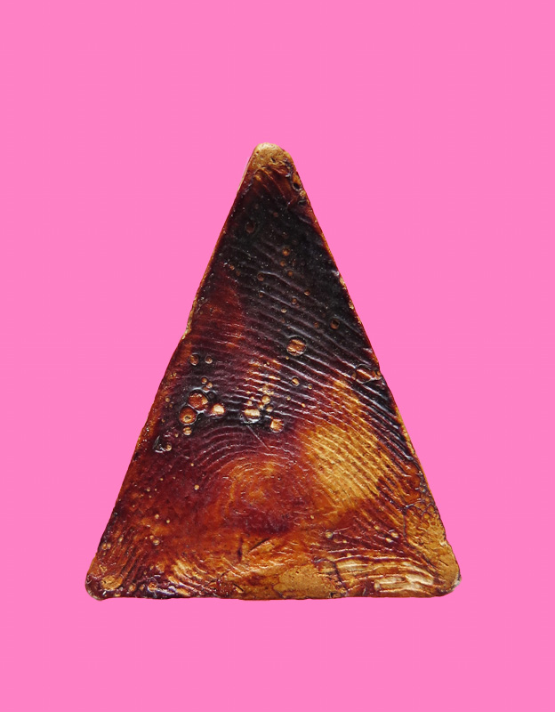 พระเนื้อดินสามเหลี่ยมฐานบัว หรือเรียกว่า “พระอม” หลวงพ่อหอม วัดบางเตยกลาง ปทุมธานี ปี 2484