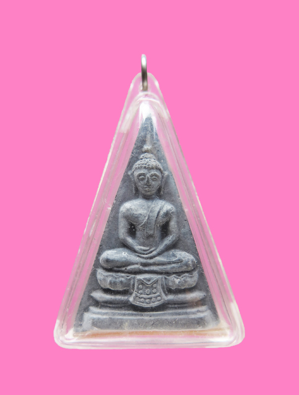 พระผงพิมพ์เศียรแหลม วัดสามปลื้ม หลังสิงห์ เนื้อผงน้ำมัน ปี ๒๕๑๕ กรอบเดิม