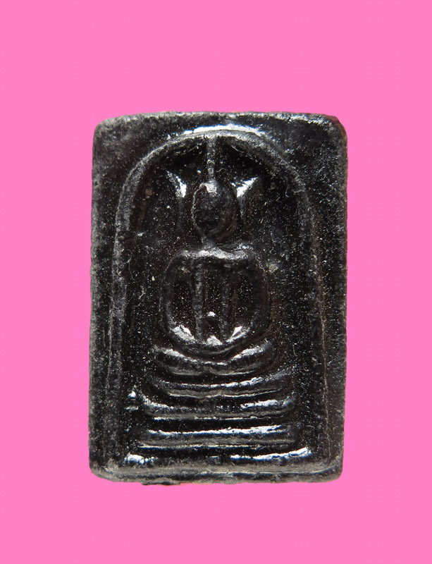 สมเด็จเนื้อผงว่าน จุ่มรัก หลังจารเปียก (ตัว นะ)