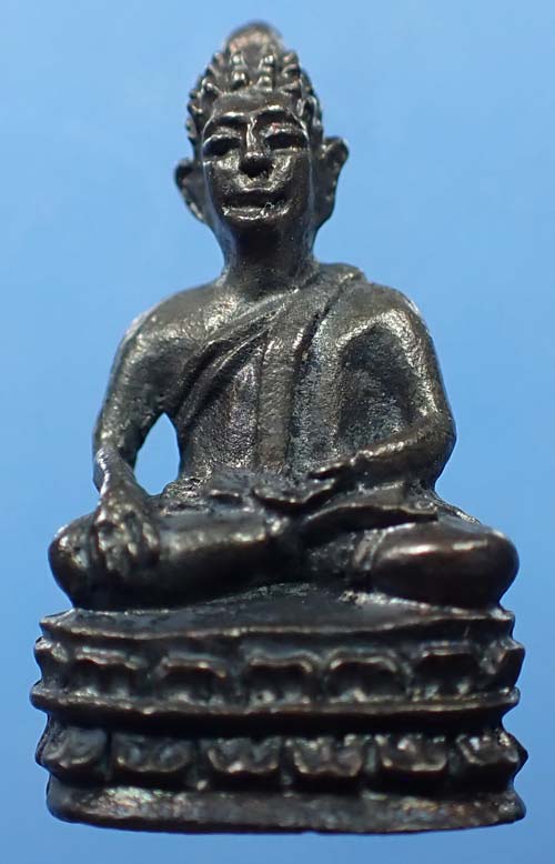 พระชัยวัฒน์ หลวงปู่ชา วัดหนองป่าพง รุ่นแรก นวโลหะกลับดำ สวยกริ๊บสุด ๆ+บัตรรับรองพระแท้*104