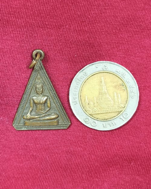 เหรียญสามเหลี่ยมข้างเม็ด พิมพ์พระพุทธ หลังยันต์ เนื้อฝาบาตร(ไม่ทราบที่)