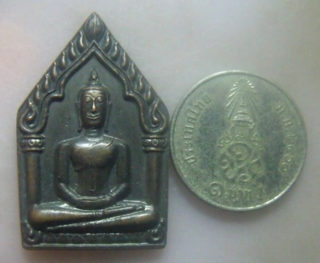 **เบาๆ**เหรียญหลวงพ่อดำ วัดประสาท พิมพ์ห้าเหลี่ยม จ.สิงห์บุรี**หลังยันต์ สวยๆ