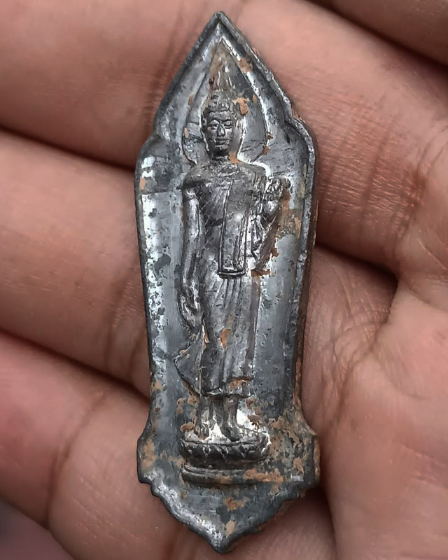 1.พระลีลา 25 พุทธศตวรรษ เนื้อชิน พิมพ์สังฆาฏิจุด คราบปลวก