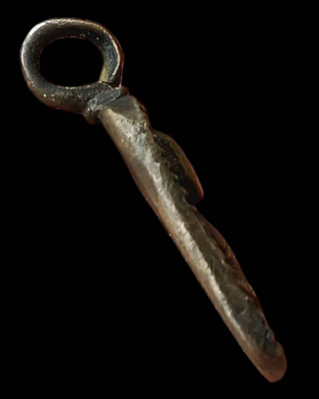 เหรียญหล่อจอบไข่ปลา หลวงพ่อเงิน บางคลาน พระบ้านเก่าเก็บหลายสิบปี ไม่ทราบใครสร้าง ขนาดสูง 3 ซ.ม.เศษ (