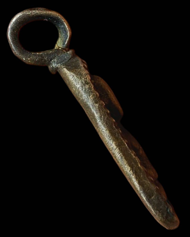 เหรียญหล่อจอบไข่ปลา หลวงพ่อเงิน บางคลาน พระบ้านเก่าเก็บหลายสิบปี ไม่ทราบใครสร้าง ขนาดสูง 3 ซ.ม.เศษ (